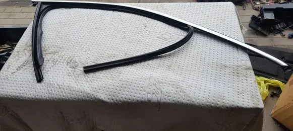 Volkswagen Touareg III Front door rubber seal 760837432B
