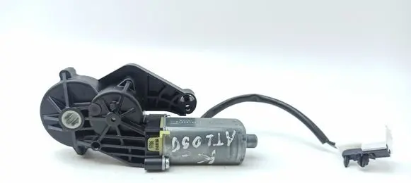 Mercedes-Benz C W204 Seat adjustment motor 0390203369 825843694