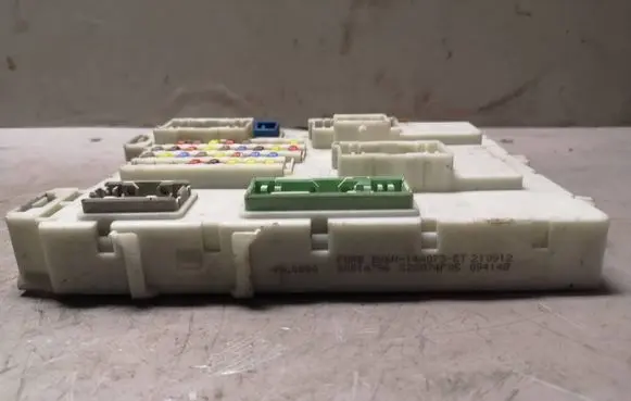 Ford Focus Fuse module BV6N14A073ET DM5T14014CEA