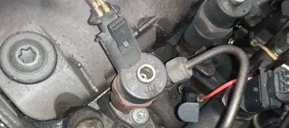 Nissan Primera Fuel injector 0445110110B 8200100272