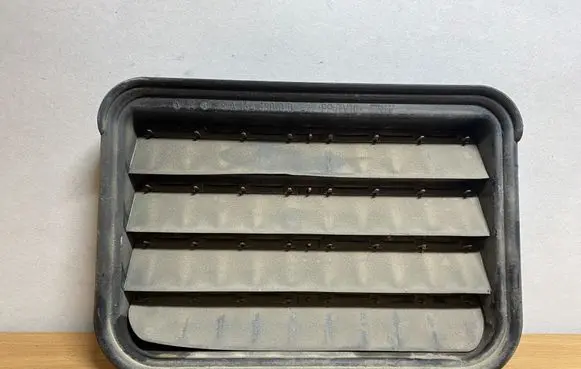 Mercedes-Benz ML W164 Quarter panel pressure vent A1648300042 C3456