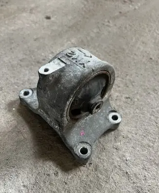 Nissan Almera N16 Engine mount bracket