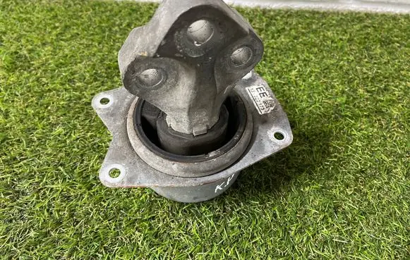 Opel Insignia A Engine mount bracket 13322173