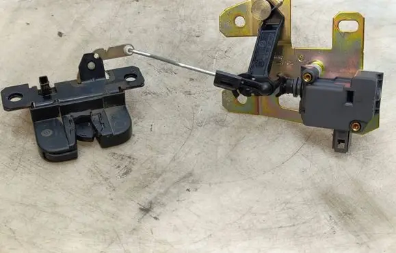 Volkswagen Touareg I Tailgate/trunk/boot lock/catch/latch 7L6827505