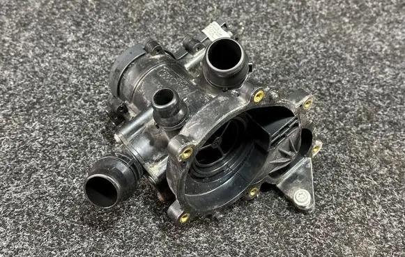 Volkswagen Golf VII Water pump 06L121111H