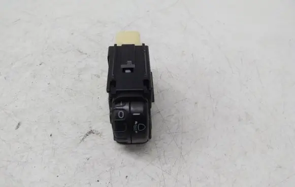 Toyota Yaris Headlight level height control switch M311471