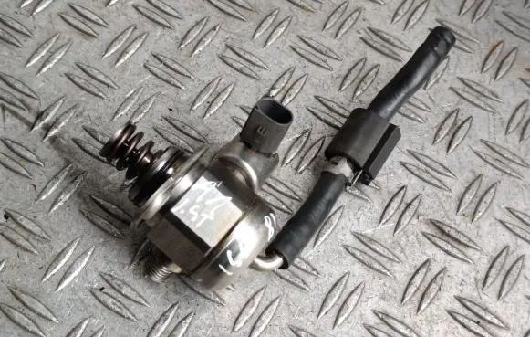 Audi A1 Fuel injection high pressure pump 04E127025D
