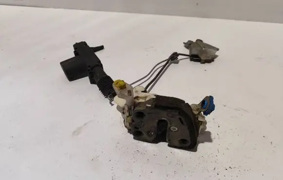 Subaru Impreza I Front door lock 7819