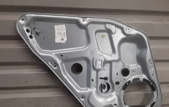Hyundai Sonata Rear window lifting mechanism without motor 824703K000