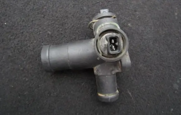 Volkswagen Golf III Engine coolant pipe/hose 101456