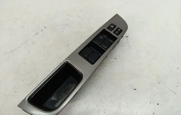 Nissan Tiida C11 Electric window control switch