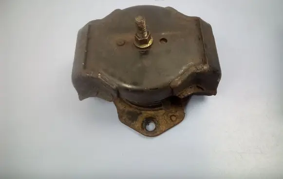 Mitsubishi Pajero Engine mount bracket MR554231 AV68827