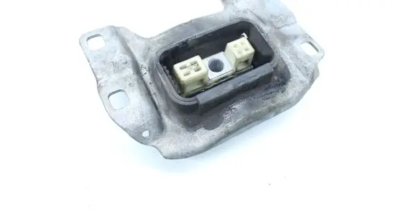 Volvo V40 Engine mount bracket
