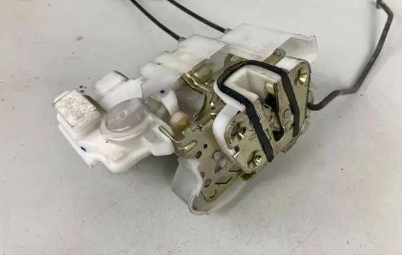 Subaru Outback Front door lock 61031AG022 61039AG000