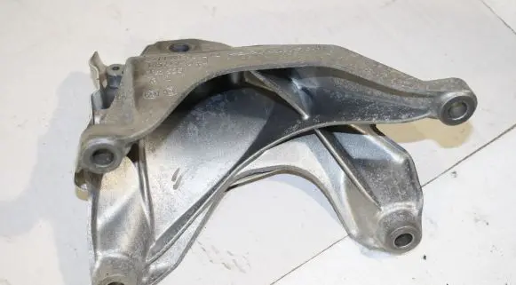 BMW 4 F32 F33 Engine mounting bracket 6859012