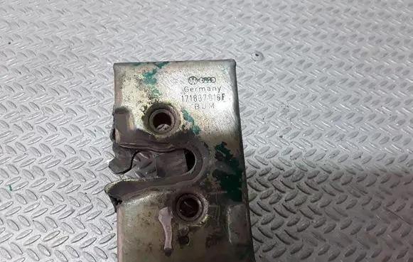 Volkswagen Golf II Front door lock 171837016F