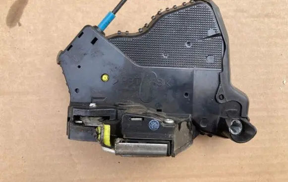 Suzuki Grand Vitara II Loading door lock 9120417