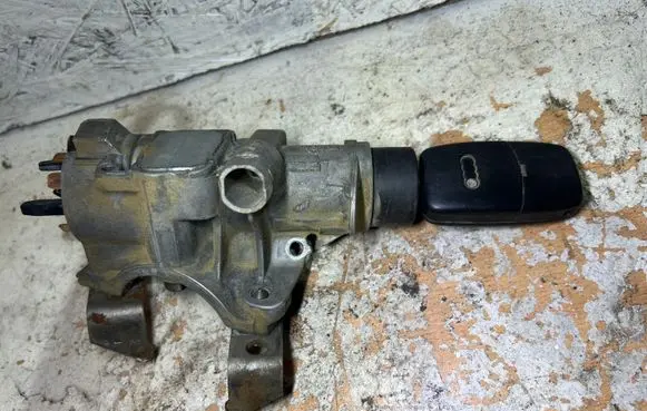 Volkswagen PASSAT B5.5 Ignition lock 4B0905851B