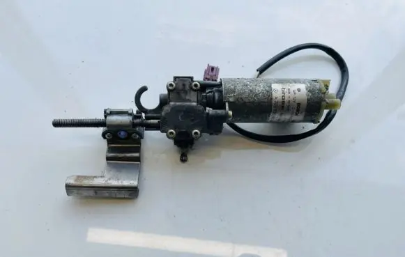 Mercedes-Benz S W220 Seat adjustment motor a2208205042 0130002581