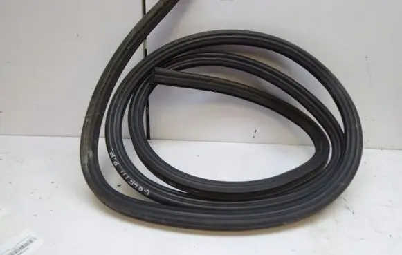 Volkswagen Golf III Front door rubber seal 1H3867365D