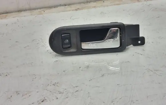 Volkswagen PASSAT B5 Front door interior handle 3B1857114