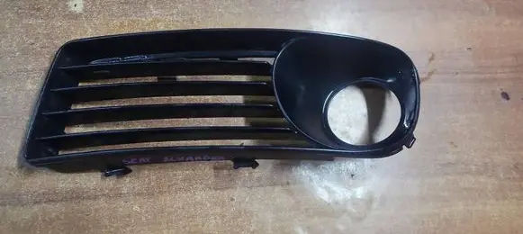 Seat Alhambra (Mk1) Front fog light trim/grill 7M7853683A