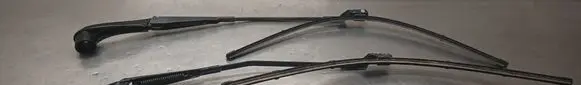 Front wiper blade arm