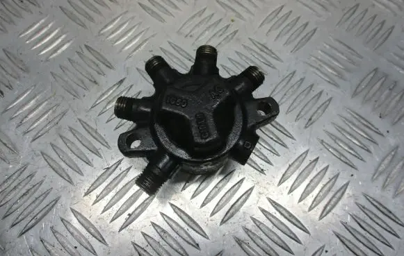 Renault Clio III Fuel distributor 
