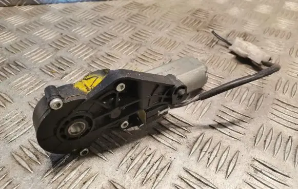 Mercedes-Benz E W211 Seat adjustment motor 820648024