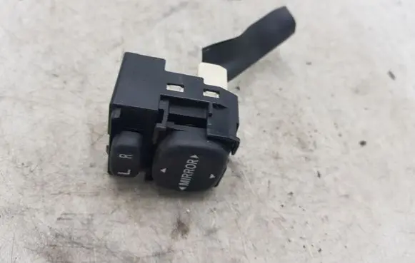 Toyota Corolla Verso AR10 Wing mirror switch 183574