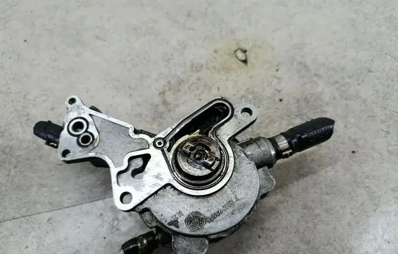 Volkswagen Golf IV Vacuum pump 038145209A