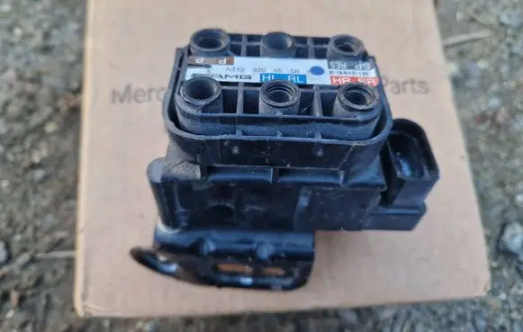 Mercedes-Benz E AMG W212 Air suspension valve block a2123200558