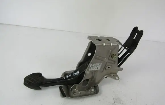 Volkswagen PASSAT B5.5 Brake pedal 