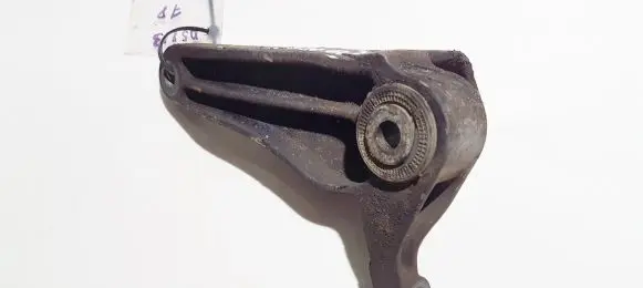 Engine mounting bracket