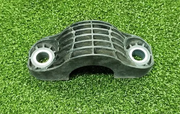 BMW 5 G30 G31 G38 Sway bar bush bracket, front 6861472 8433810