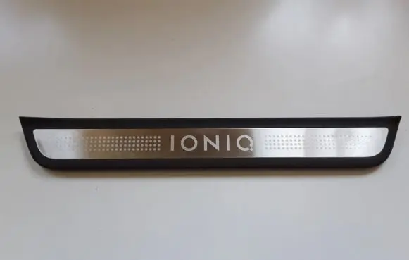 Front sill trim cover