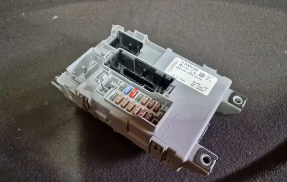 Peugeot Expert Fuse module 01353007080