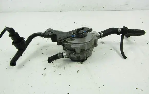 Volkswagen Golf IV Vacuum pump 038145209K