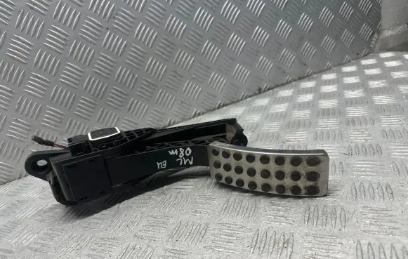 Mercedes-Benz ML W164 Accelerator throttle pedal A1643000104 0336 ZGS007