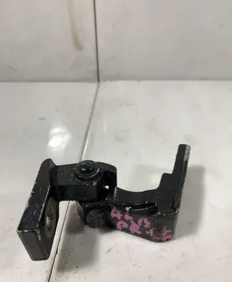Audi A4 S4 B7 8E 8H Front door lower hinge 