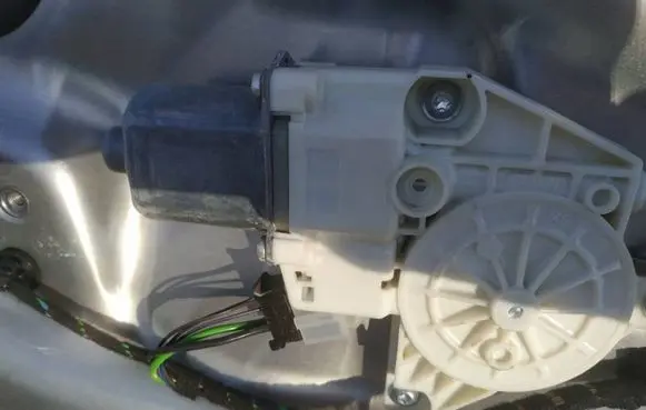 Mercedes-Benz E W212 Front door window regulator motor a2048200142