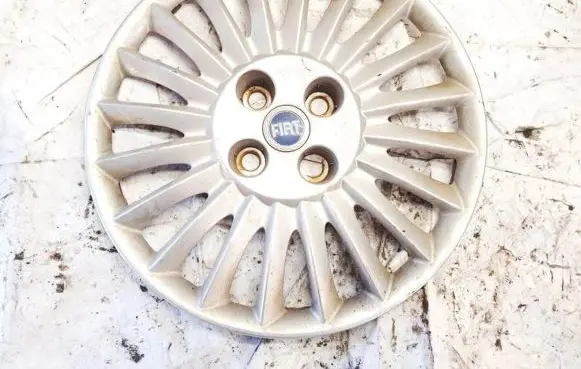 Fiat Punto (188) R14 wheel hub/cap/trim b632