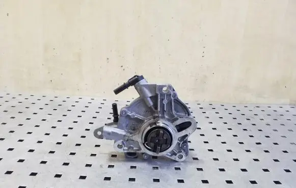 Ford Kuga II Vacuum pump 9673836180