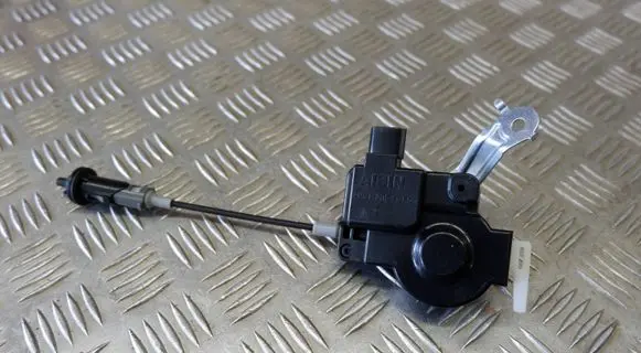 Lexus CT 200H Fuel tank cap lock motor 7703076010