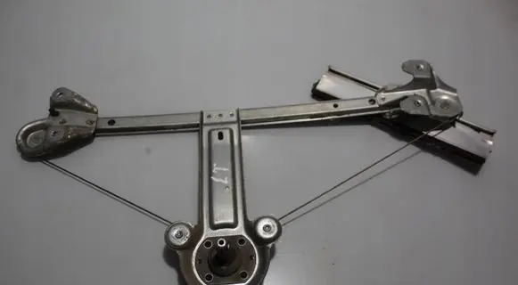 Rear window lifting mechanism without motor
