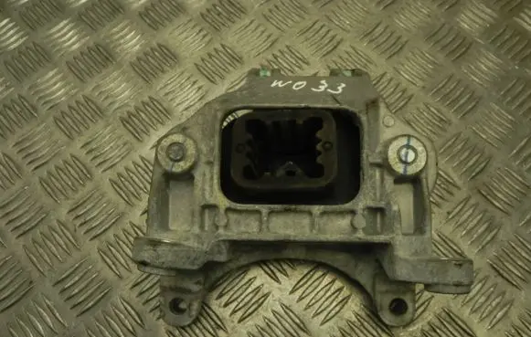 Nissan Note (E12) Engine mount bracket 26B913 VD21226