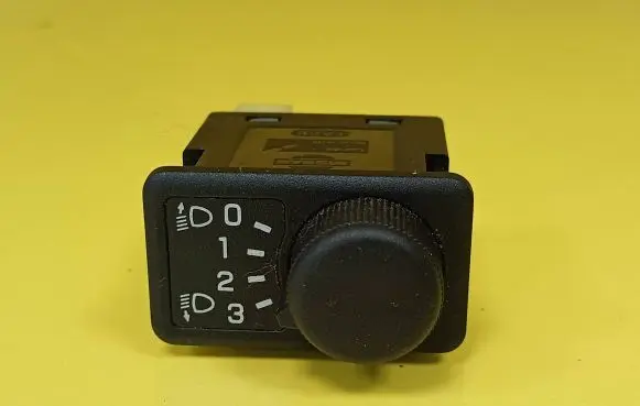Nissan Almera N16 Headlight level height control switch 37024A