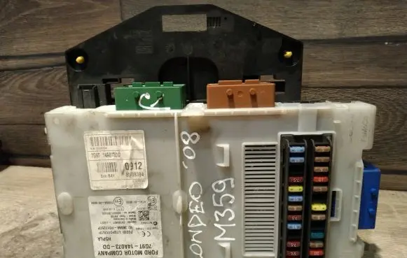 Ford Mondeo MK IV Fuse module 28130621