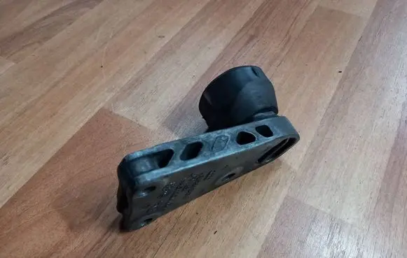 Audi A6 S6 C6 4F Engine mounting bracket 4F0199343R