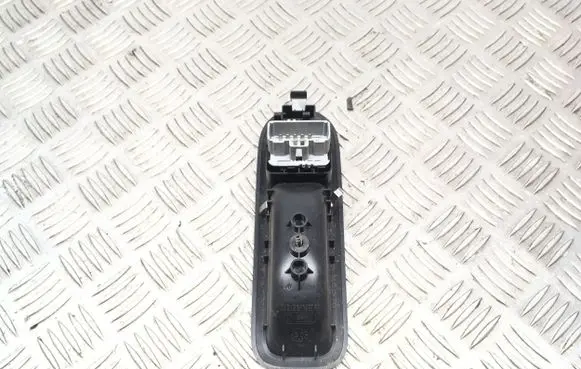 Renault Clio III Electric window control switch 8200356513 607402H E29472